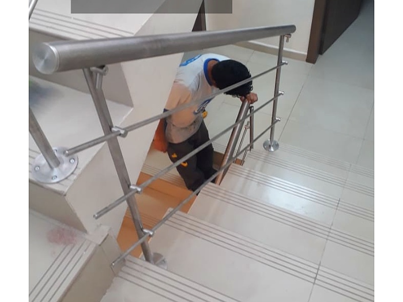 Instalación de pasamanos de aluminio Ecuador Infinity Glass