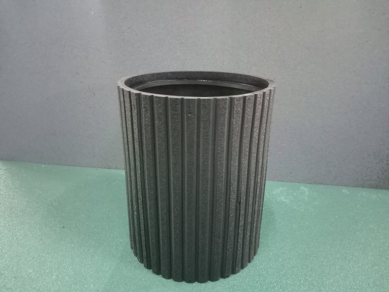 Maceta cilíndrica estriada