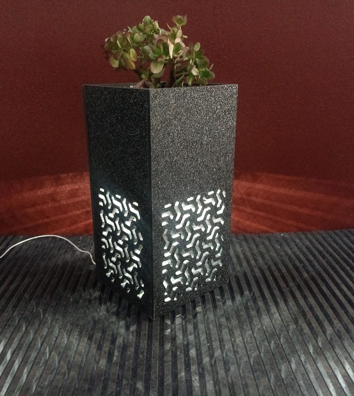 Maceta iluminada con diseño