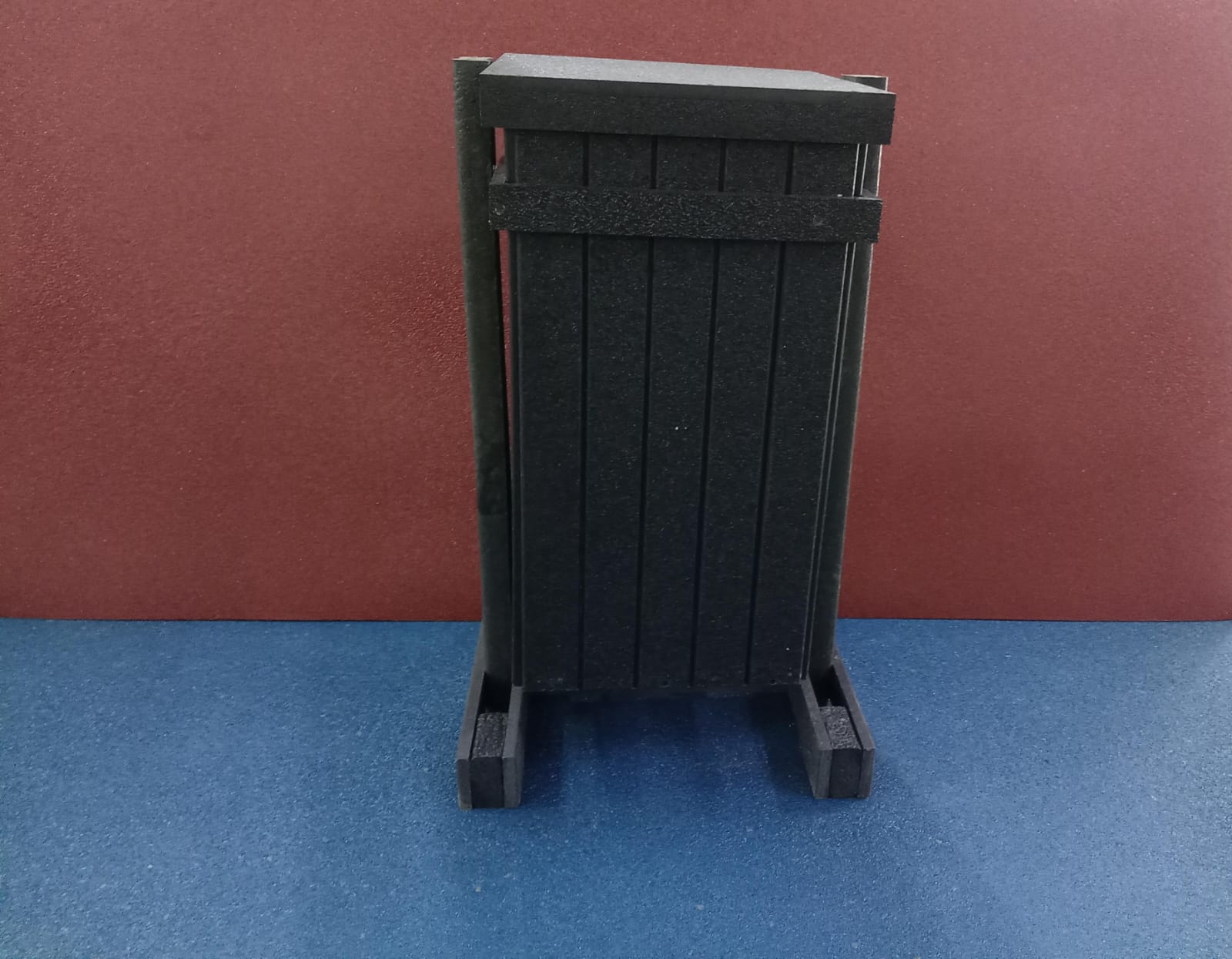 Basurero alto ranurado