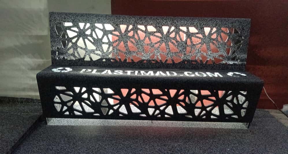 Banca de Diseño Geométrico y Logo Iluminado