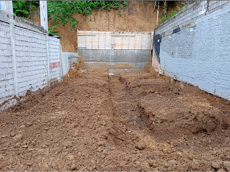 Preparación del terreno y construcción del muro tipo talud