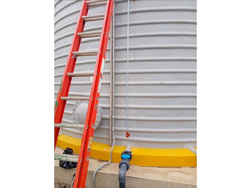 Colocación de medidor para agua salada tanque industrial