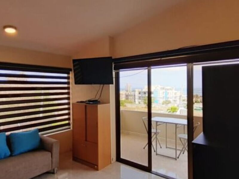 Dormitorio con balcón Living manta Manabí