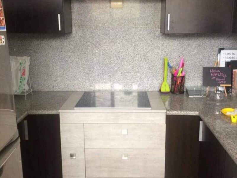 Cocina moderna gris Mega Marmol Ecuador