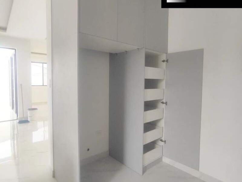 Closet gris Idea ambientes Ecuador