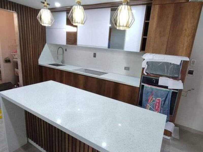 Cocina con isla iluminada Ecuador