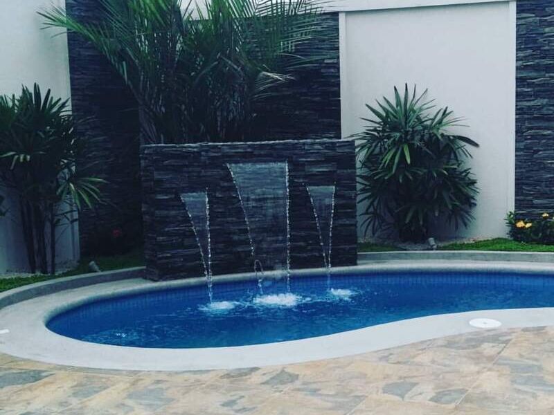 Piscina con cascada Piscinas AF Quito