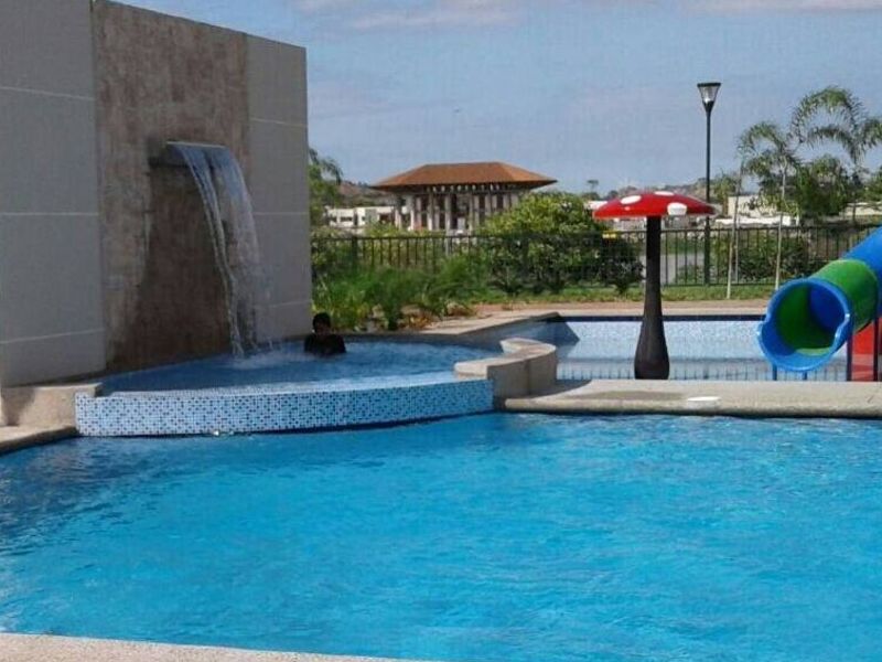Diseño de piscina con isla Ecuador