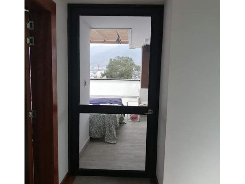 Puerta de aluminio negro Ecuador
