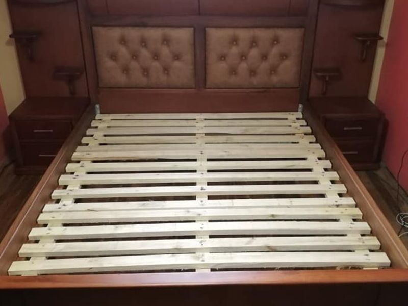 Cama de madera tapizada