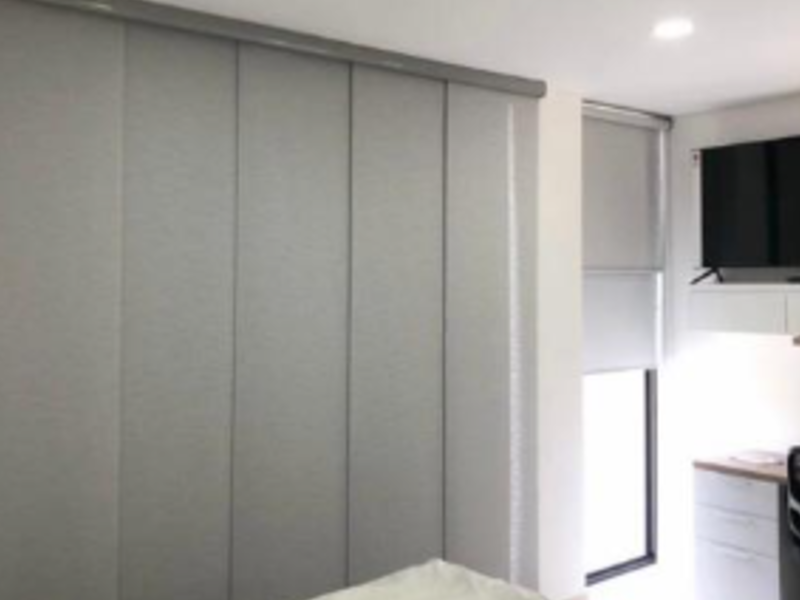 Cortina panelada gris