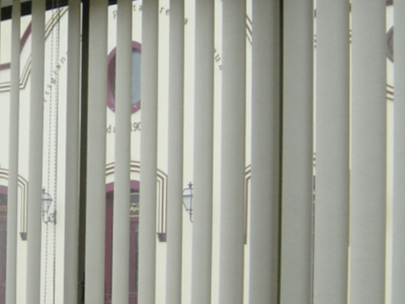 Cortinas verticales blancas