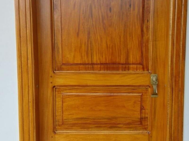 Puerta en madera de guayacán blanco 