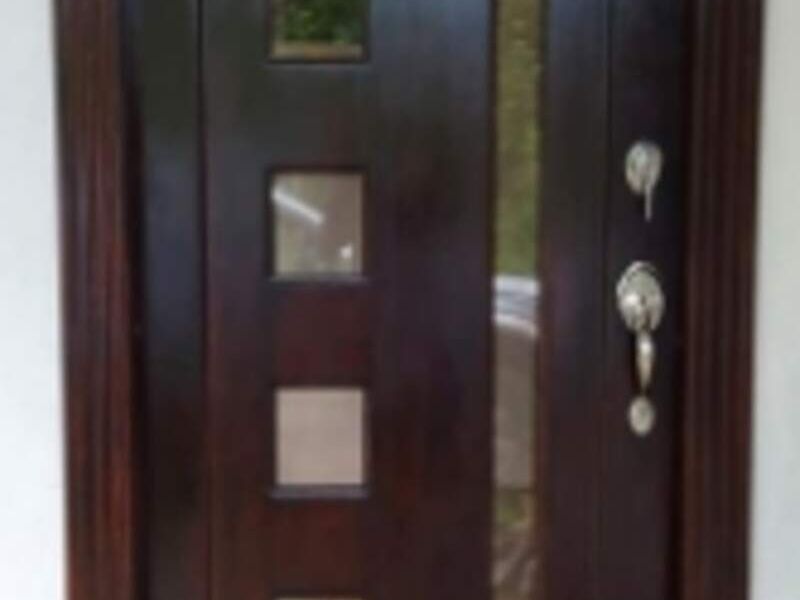 Puerta principal en madera de guayacán blanco