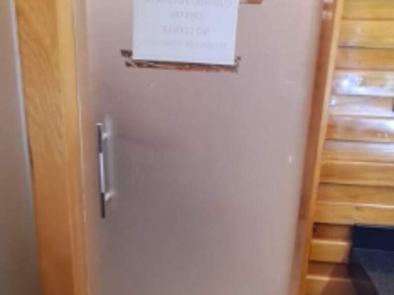 puerta de aluminio y vidrio