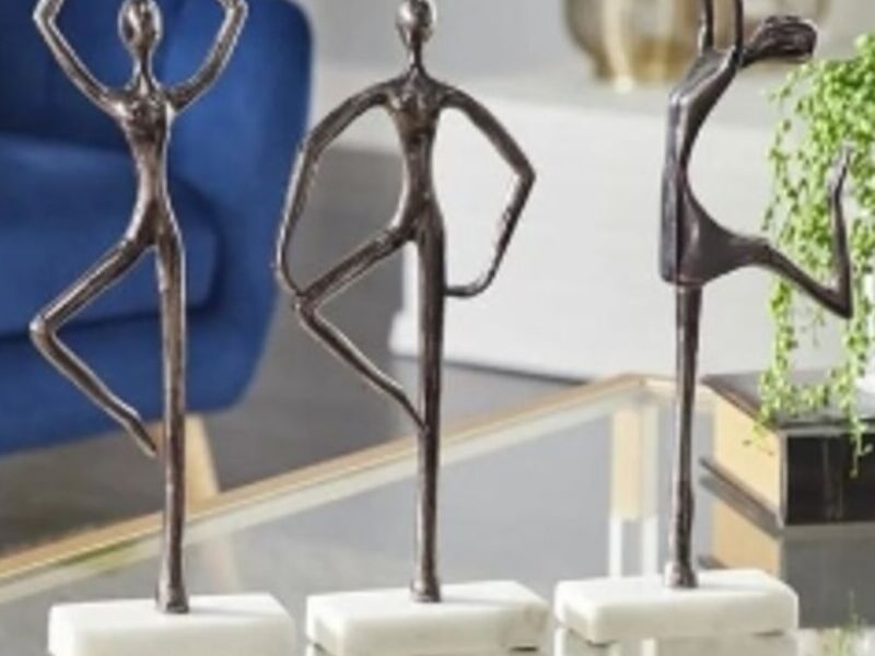 Escultura de metal y mármol