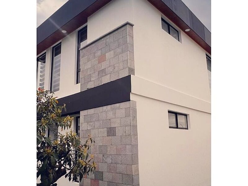 ARQUITECTURA CASA ESQUINERA ECUADOR