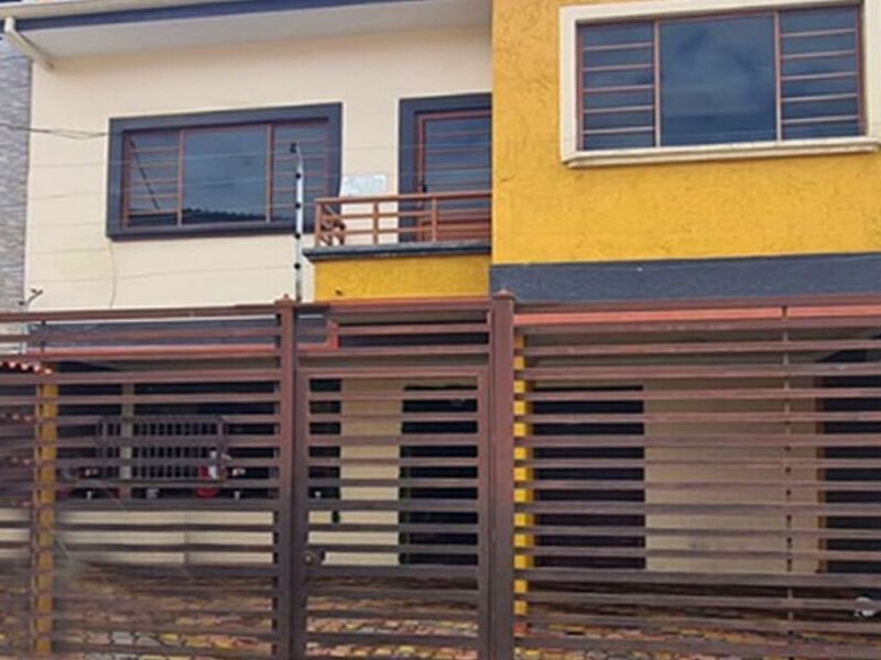 Casa con dos departamento en Quinta Chica