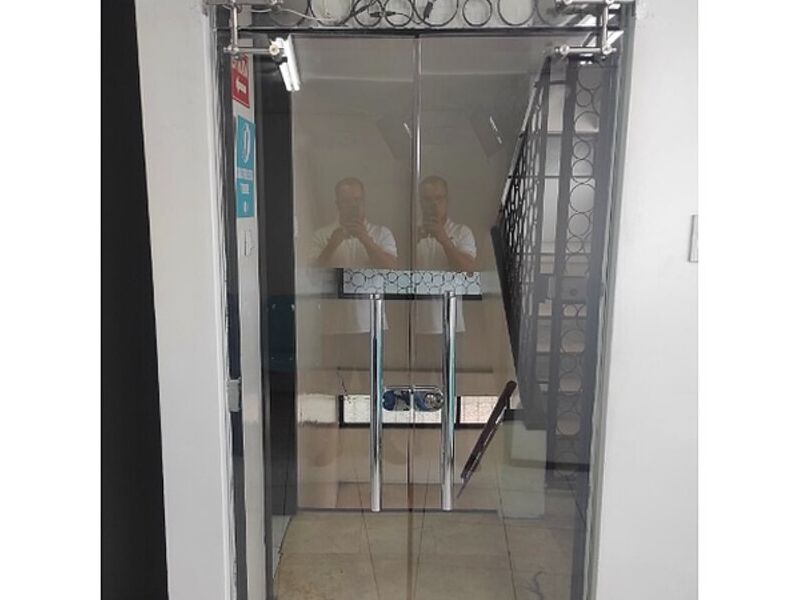 Puerta vidrio Quito