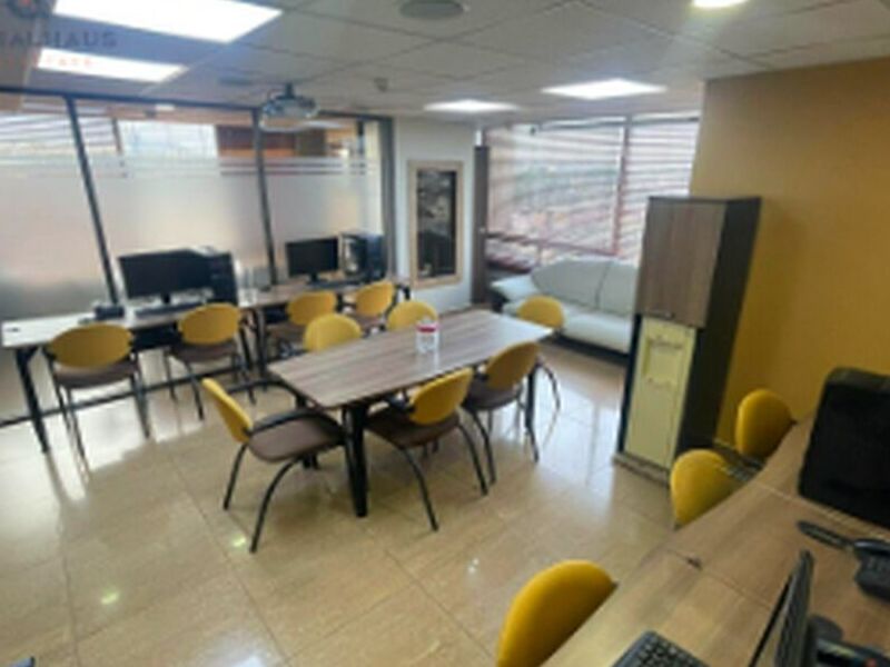 Oficina en Carchi y Quisquis