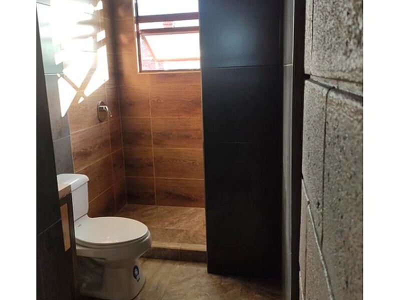 ARQUITECTURA BAÑO SIMPLE ECUADOR