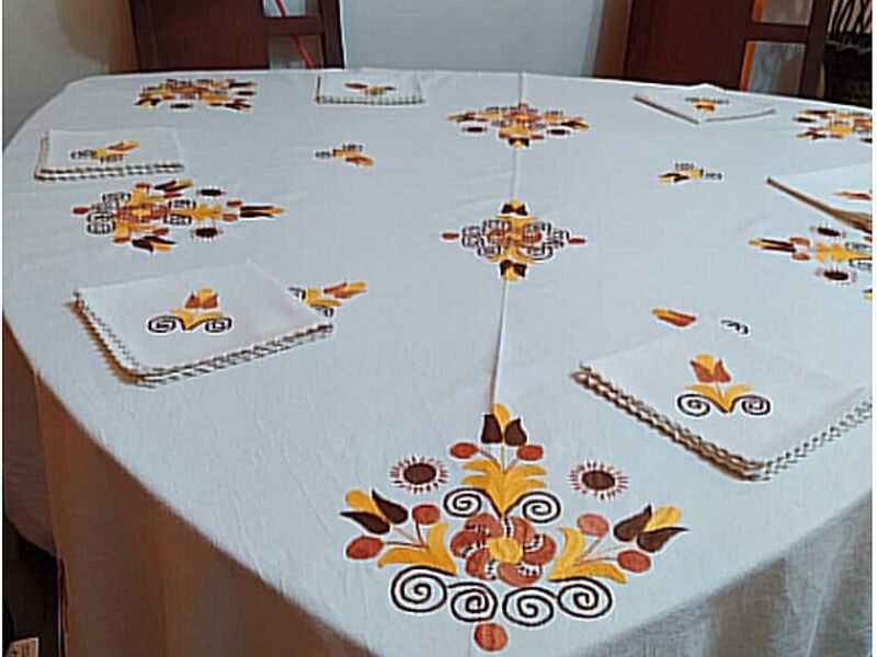 Mantel de mesa triangular flores café Ibarra