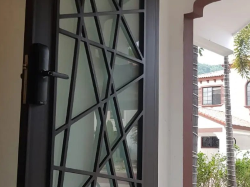 PUERTA HIERRO ESMERALDAS