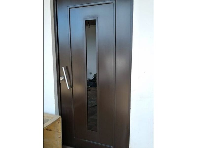 Puerta con diseño moderno Quito