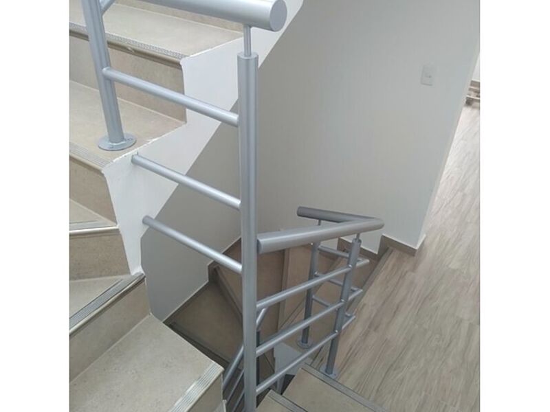 Estructura metálica escalera Quito