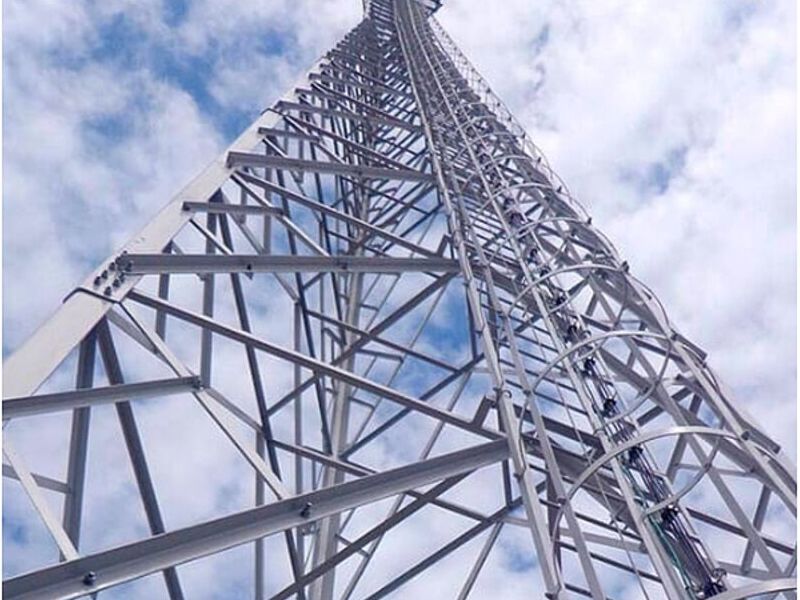 POSTES ABATIBLES PARA ILUMINACIÓN ECUADOR