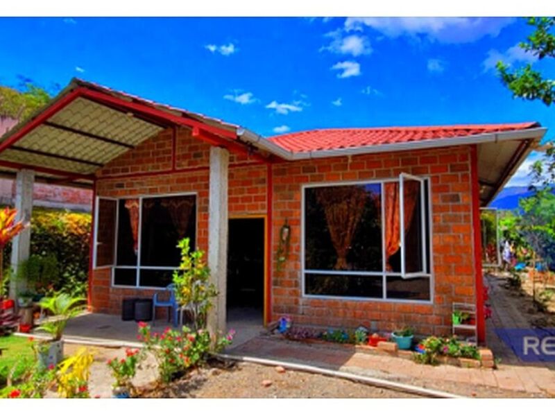 Amplio terreno con casa vacacional