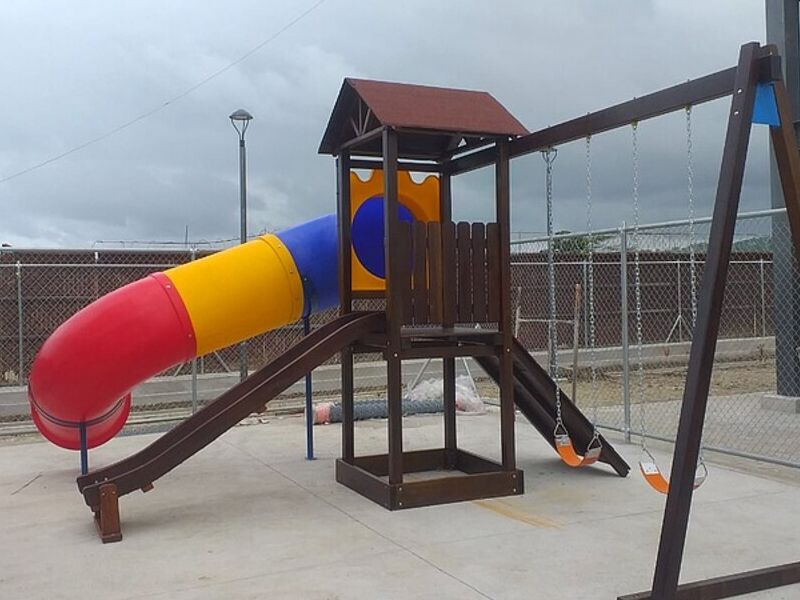 Juego de madera con tubo resbalador Quito