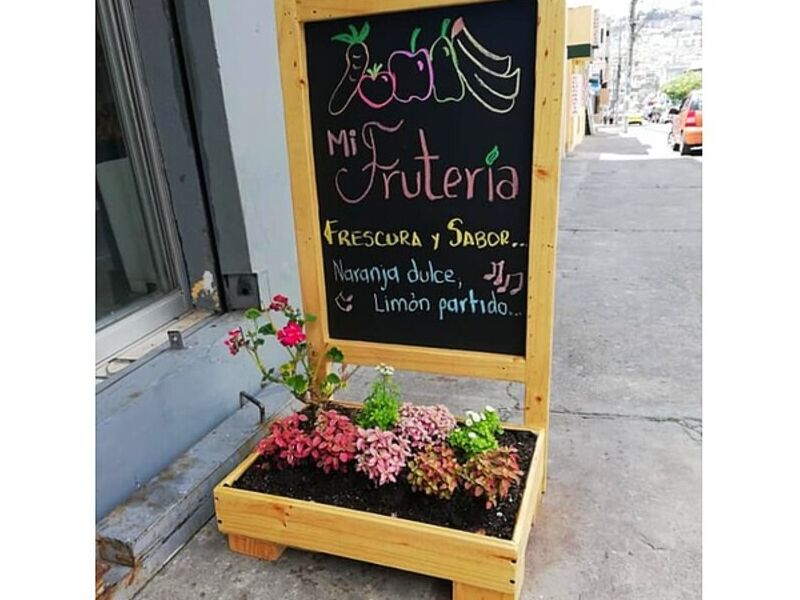 Pizarron con florero de madera Quito