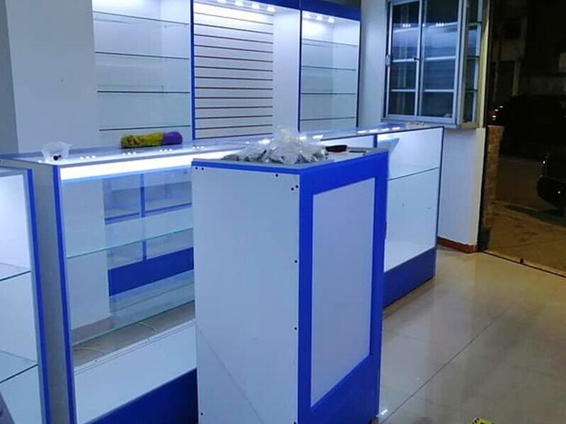 Exhibidores de vidrio y madera Duran