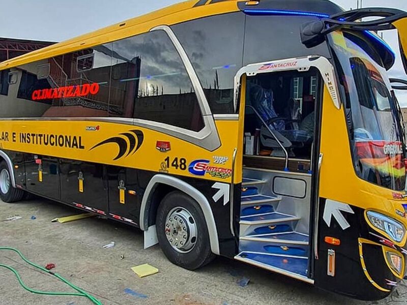 Hino AK color amarillo Ambato