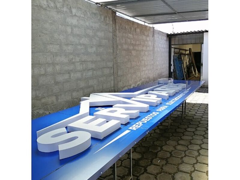 Letras Corpóreas iluminadas Ecuador 