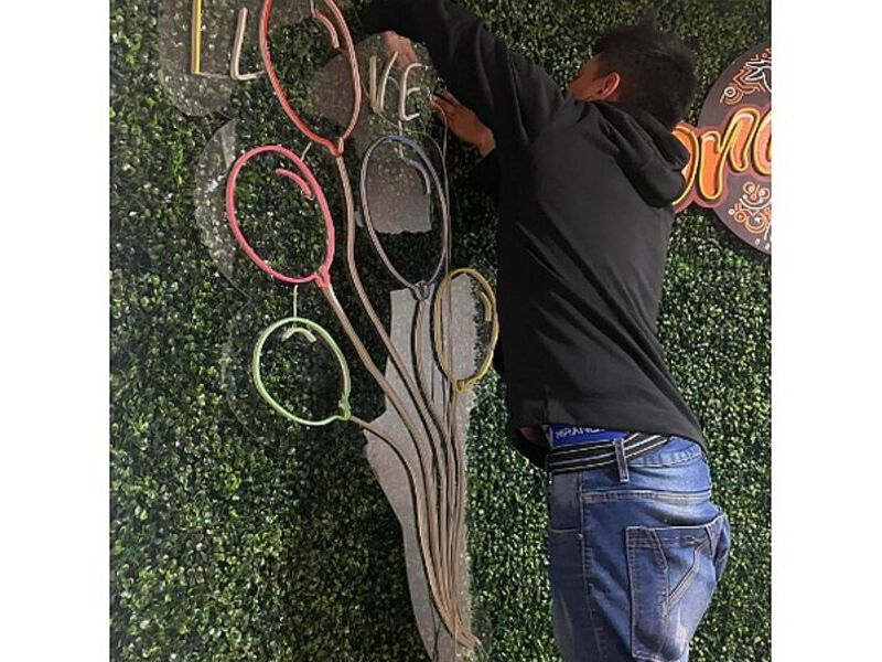 Acrílico con Neón Flex Ecuador