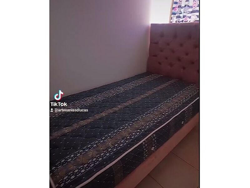 Cama de una plaza y media tapizada La Pila