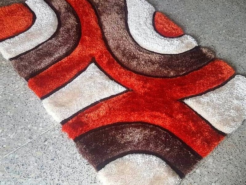 Alfombra roja con blanco y marrón Quito