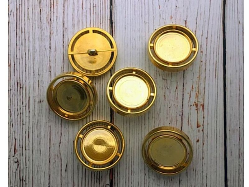 Botón dorado grande