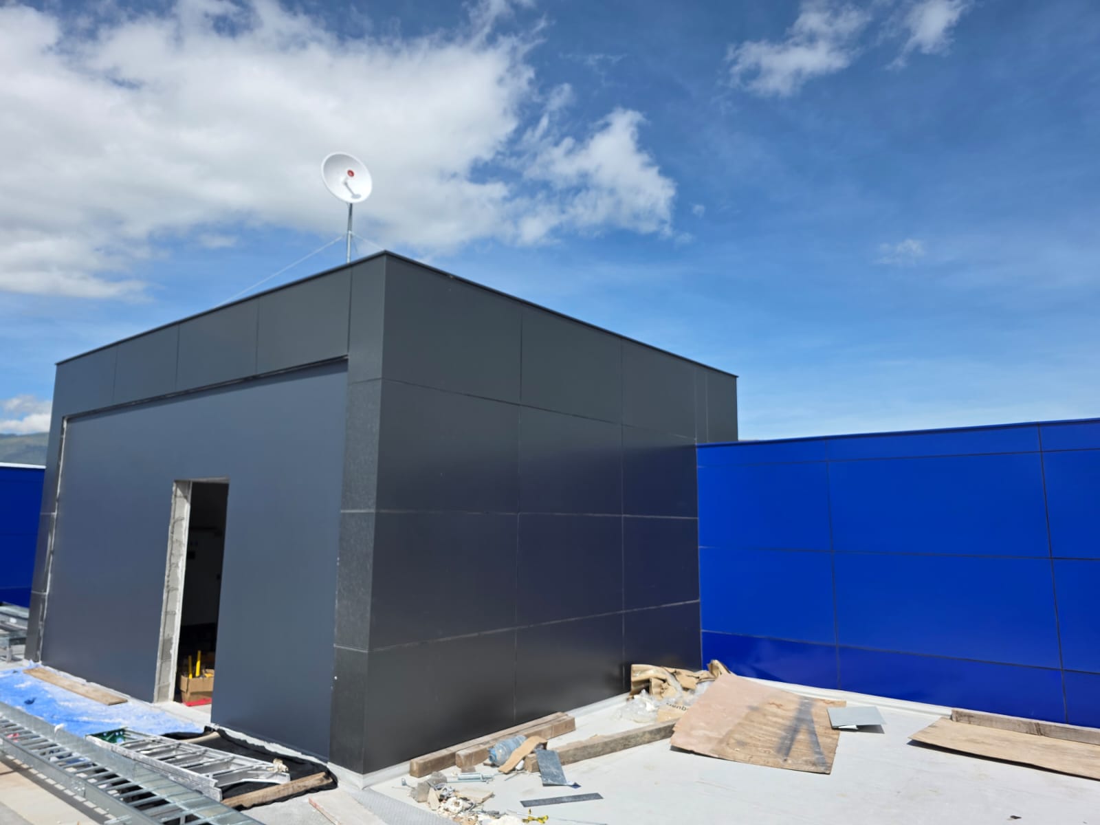 Instalación profesional de Alucobond para tu fachada