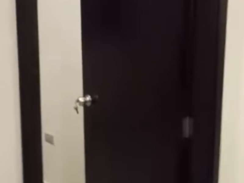 puerta normal negra Ecuador