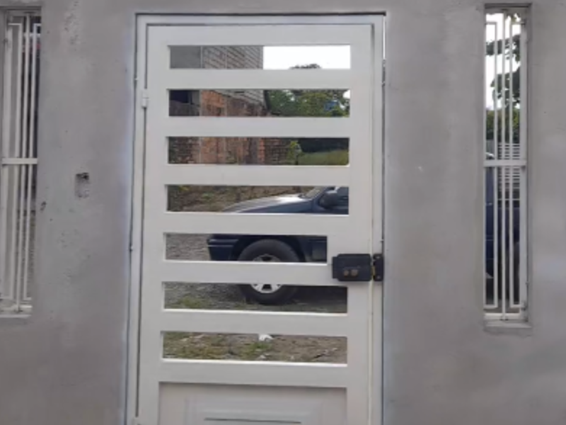 puerta normal blanca Ecuador