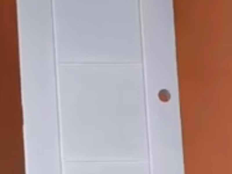 puerta delgada blanca Ecuador