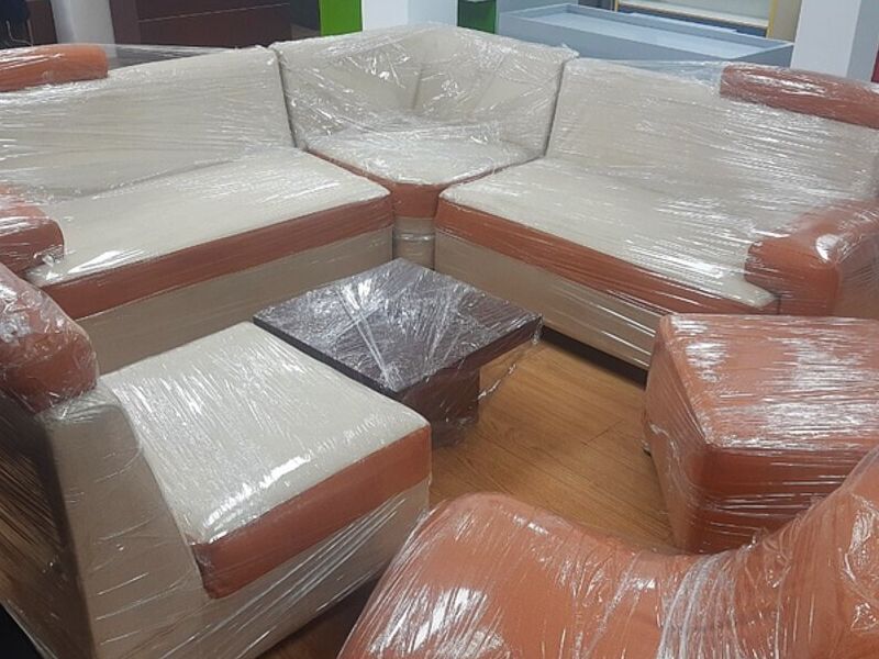 Sala de cuerina blanca y naranja Ecuador 