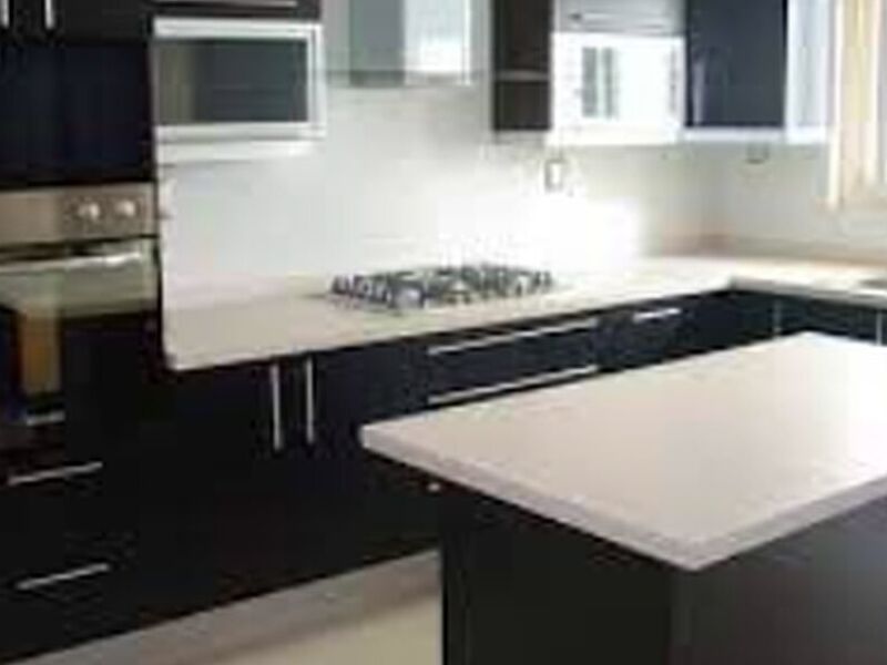 Mesón moderno de porcelanato Ecuador