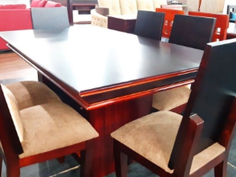 Mesa comedor + sillas tapizadas beige Ecuador