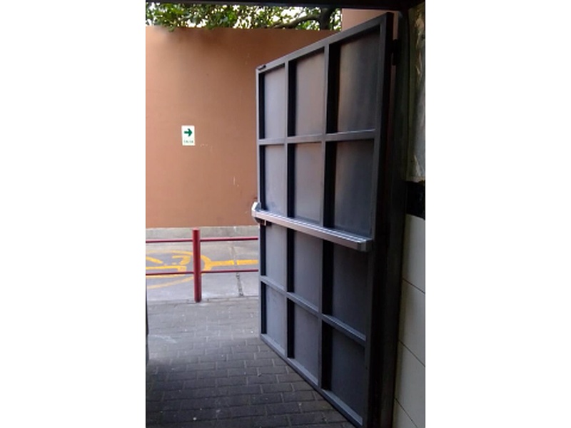 Puerta Cortafuegos de Madera con Marco de Acero Ecuador