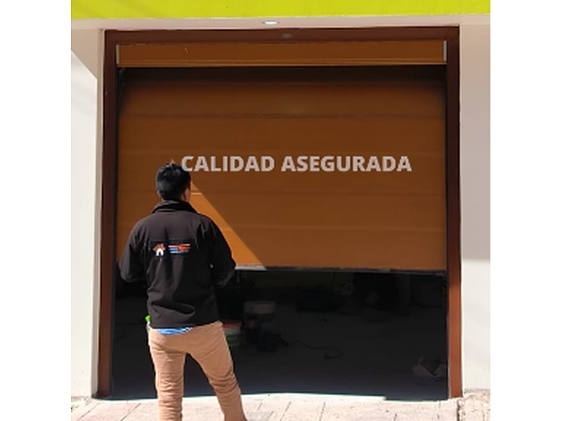 Puerta Garaje Abatible de Madera Cedro Ecuador